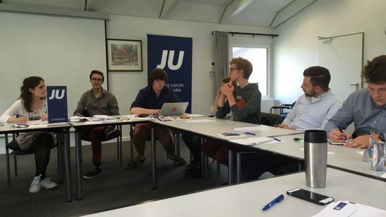 Diskussion beim KVT Diskutierende Mitglieder der JU